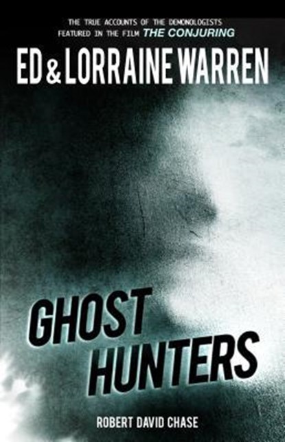 Warren, E: Ghost Hunters, Ed Warren ; Lorraine Warren ; Robert David Chase - Paperback - 9781631680120