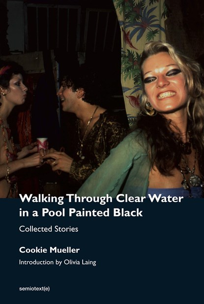 Walking Through Clear Water in a Pool Painted Black, Cookie Mueller ; Olivia Laing - Paperback - 9781635901665