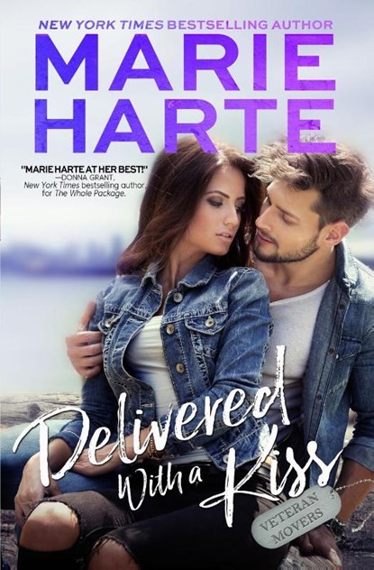 Delivered with a Kiss, Marie Harte - Paperback - 9781642920406