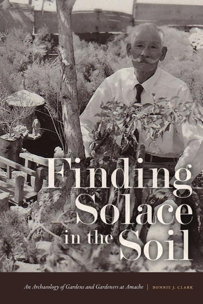 Finding Solace in the Soil, Bonnie J. Clark - Paperback - 9781646423378