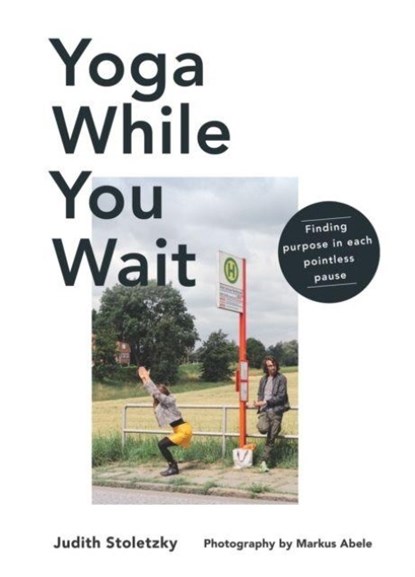 Yoga While You Wait, Judith Stoletzky - Gebonden - 9781743799987