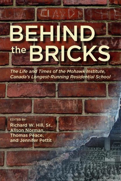 Behind the Bricks, Richard W Hill Sr ; Alison Norman ; Thomas Peace - Paperback - 9781773856520