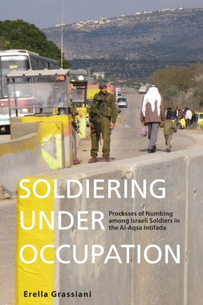 Soldiering Under Occupation, Erella Grassiani - Paperback - 9781782382287