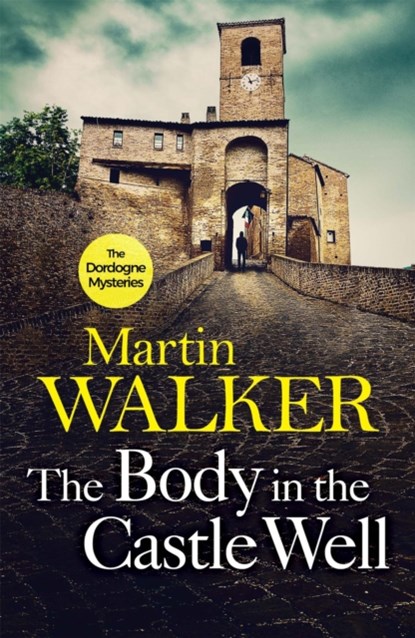 The Body in the Castle Well, Martin Walker - Paperback - 9781786485779