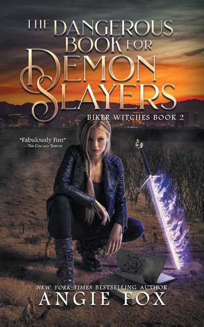 The Dangerous Book for Demon Slayers, Angie Fox - Paperback - 9781939661838