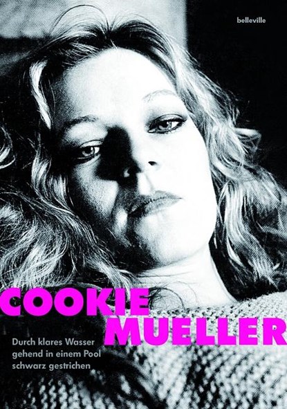 Durch klares Wasser gehend in einem Pool schwarz gestrichen, Cookie Mueller - Paperback - 9783943157895