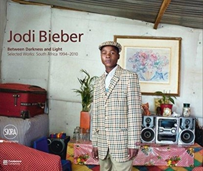 Jodi Bieber: Between Darkness and Light, Filippo Maggia - Paperback - 9788857237916