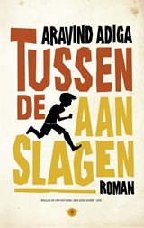 Tussen de aanslagen - Aravind Adiga - 9789023442431