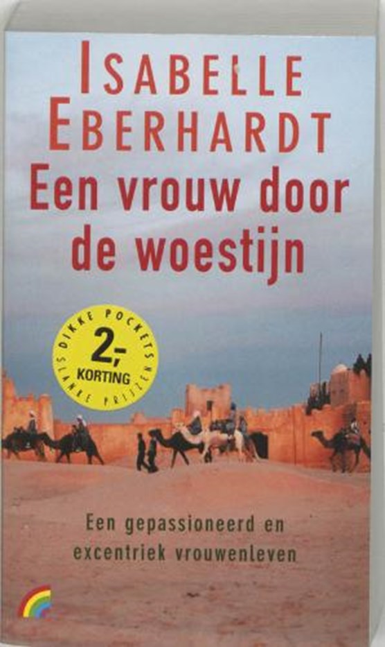 Een vrouw door de woestijn