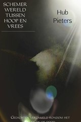 Schemerwereld tussen hoop en vrees - Hub Pieters - 9789402174984