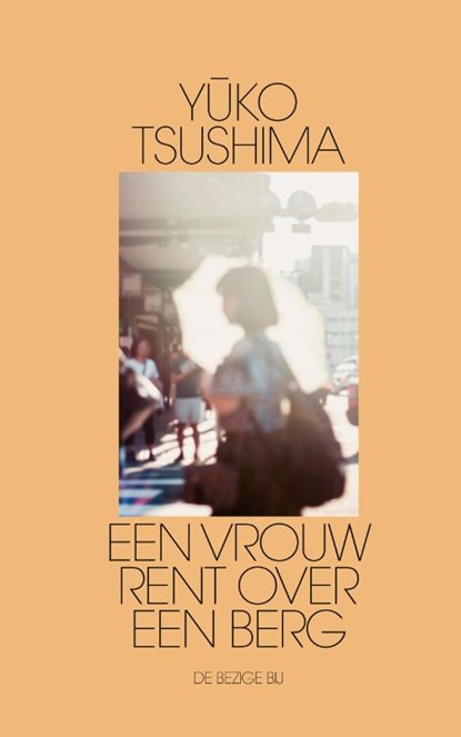 Een vrouw rent over een berg, Yuko Tsushima - Paperback - 9789403118024