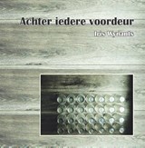 Achter iedere voordeur - Iris Wynants - 9789462662308