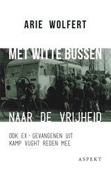 Met witte bussen naar de vrijheid - Arie Wolfert - 9789463383776