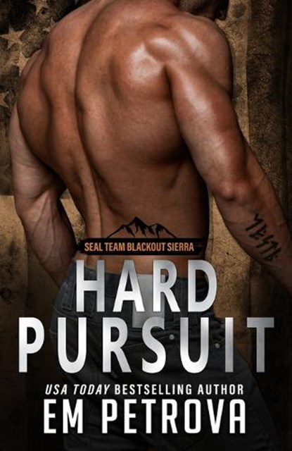 Hard Pursuit, Em Petrova - Paperback - 9798197119360