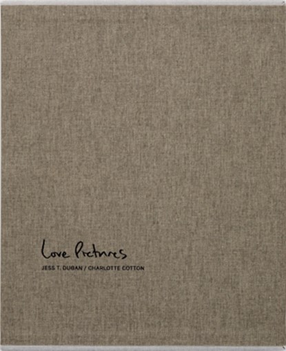 Jess T. Dugan and Charlotte Cotton: Love Pictures, Charlotte Cotton - Gebonden - 9798890181299