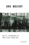 Met witte bussen naar de vrijheid - Arie Wolfert - 9789463383776