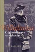 Wilhelmina Krijgshaftig in een vormeloze jas | Cees Fasseur | 