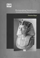 Photographing Tutankhamun