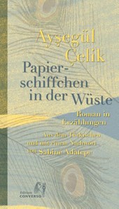 Papierschiffchen in der Wüste