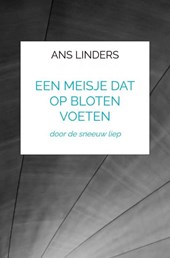 een meisje dat op bloten voeten