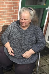 mensen schamen zich als iemand in een rolstoel zit