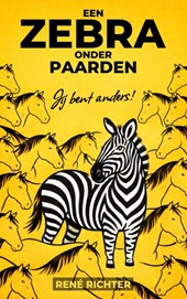 Een zebra onder paarden