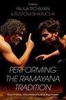 Performing the Ramayana Tradition - Paula (William H. Danforth Professor Emerita of South Asian Religions Richman ; Rustom (Professor of Theatre and Performance Studies Bharucha - 9780197552513