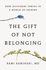 The Gift of Not Belonging: How Outsiders Thrive in a World of Joiners - Rami Kaminski - 9780316576086