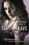 Sixth Grave on the Edge - Darynda Jones - 9780349403458