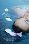 Kiss in the Dark - Lauren Henderson - 9780375895883