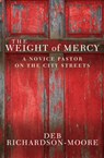 The Weight of Mercy: A Novice Pastor on the City Streets - Deb Richardson-Moore - 9780857212290