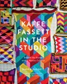 Kaffe Fassett in the Studio: Behind the Scenes with a Master Colorist - Kaffe Fassett - 9781419746260