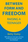 Between Form and Freedom - Betty Staley - 9781912480722