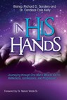 In His Hands - Richard D Sanders ; Candace Cole-Kelly - 9781939225559
