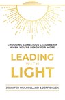 Leading with Light - Jennifer Mulholland ; Jeff Shuck - 9781951692360