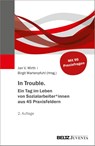 In Trouble. Ein Tag im Leben von Sozialarbeiter*innen aus 45 Praxisfeldern - Jan V. Wirth ; Birgit Wartenpfuhl - 9783779983330