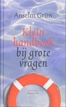 Klein handboek bij grote vragen - Anselm Grün - 9789021141961