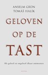 Geloven op de tast - Anselm Grün ; Tomas Halik - 9789021144931