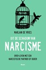 Uit de schaduw van narcisme - Marjan de Vries - 9789024437962