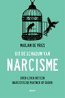 Uit de schaduw van narcisme - Marjan de Vries - 9789024437979