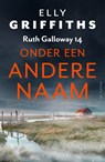 Onder een andere naam - Elly Griffiths - 9789026174919