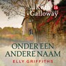 Onder een andere naam - Elly Griffiths - 9789026174926