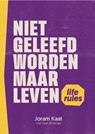 Niet geleefd worden maar leven - Joram Kaat ; Daan Molenaar - 9789033804250