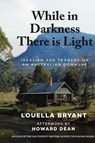 While In Darkness There Is Light - Louella Bryant ; Howard Dean - 9798330231874