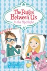 The Pages Between Us: In the Spotlight - Lindsey Leavitt ; Robin Mellom - 9780062377760