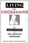 Living in the Crosshairs - David S. (Associate Professor Law Cohen ; Krysten Connon - 9780190623371