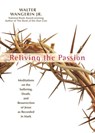 Reliving the Passion - Walter Wangerin Jr. - 9780310873662