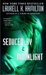 SEDUCED BY MOONLIGHT - Laurell K. Hamilton - 9780345443595