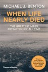 When Life Nearly Died - Michael J. Benton - 9780500291931