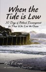 When the Tide Is Low: 30 Days of Biblical Encouragement for Those Who Love the Ocean - April F. Cooper - 9781595558831